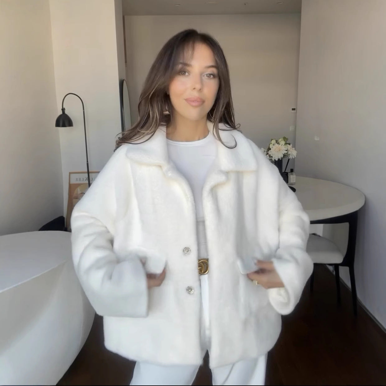 Manteau court sport d'hiver élégant.