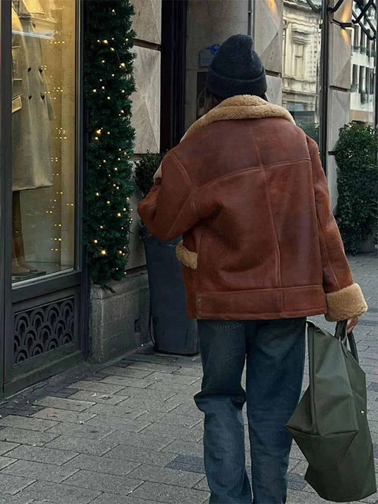 Veste courte en cuir épais et fourrure